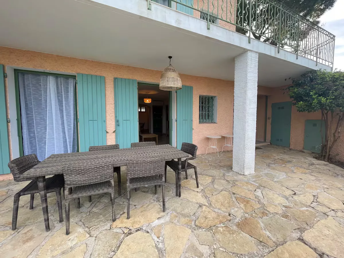 Outdoor terrace with dining table for 6 guests