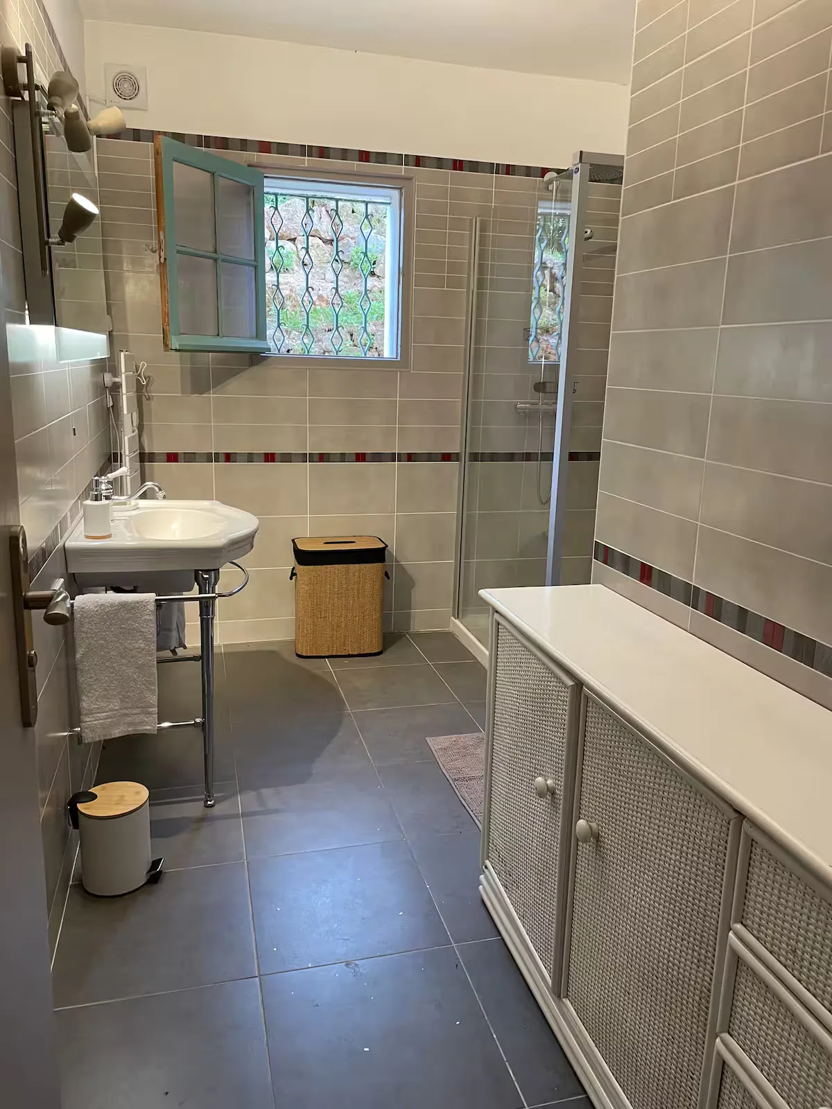 Contemporary shower room, summer vacation rental